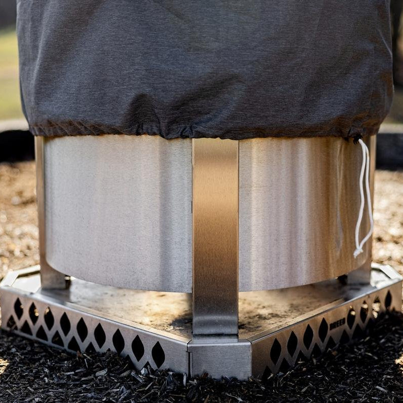 This is an image of the Breeo Pizza Oven cover that shows the drawstring tightener
